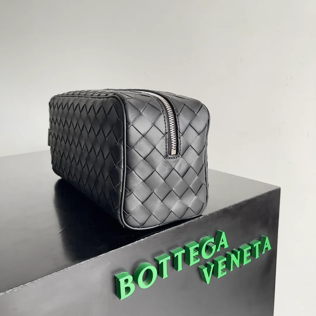 Batch 1260 BOTTEGA VENETA 2024 new INTRECCIATO classic toiletry bag, the choice of discerning people. The low-key luxury quality is the interpretation of its brand. If you like low-key BV, it is the first choice~~ Style number: 729295 Size: 26*13*10cm